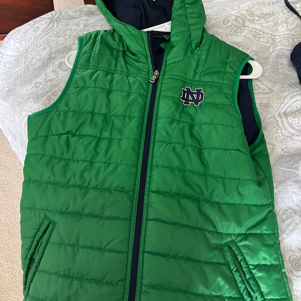Ladies UA Notre Dame hooded vest. EUC. Sz Large